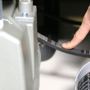 凍結乾燥機メンテナンスの真空ポンプＶベルト交換